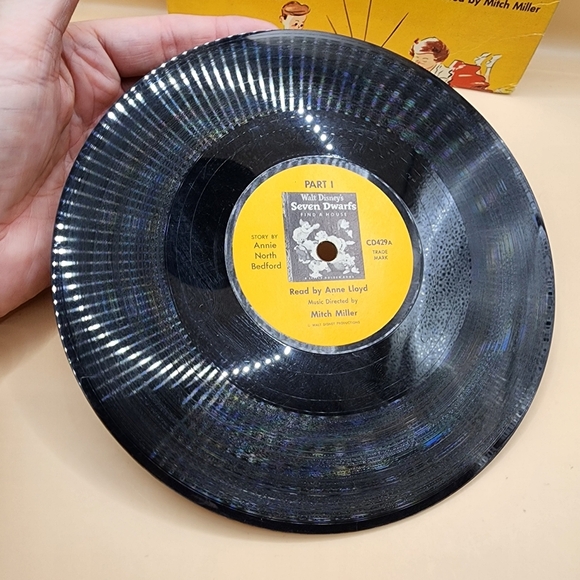 Disney's Seven Dwarfs Find a House Record & Book 45RPM Read Along 7" - Picture 2 of 5